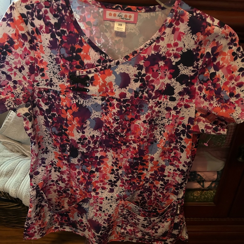 Koi by Kathy Peterson XS Scrub Top Pretty Florals, As New!